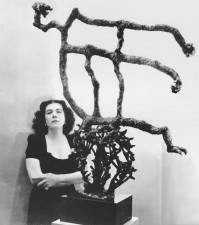 Maria_Martins_und_ihre_Skulptur_Ma_Chanson__um_1944.jpg